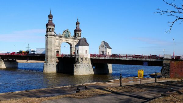 Мост королевы Луизы — пограничный автомобильный мост через реку Неман, соединяющий Советск (Калининградская область Российской Федерации) и Панямуне (Литва)