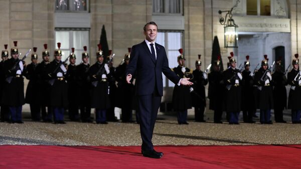 Президент Франции Эммануэль Макрон приветствует гостей Парижского форума мира в Париже 