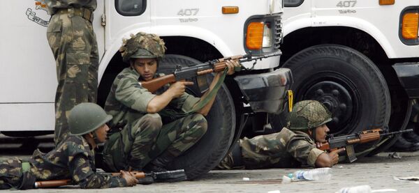 Солдаты индийской армии на позиции возле отеля Тадж-Махал в Мумбаи