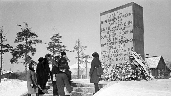 Обелиск в пригороде Пскова на месте, где находился фашистский концлагерь для советских военнопленных