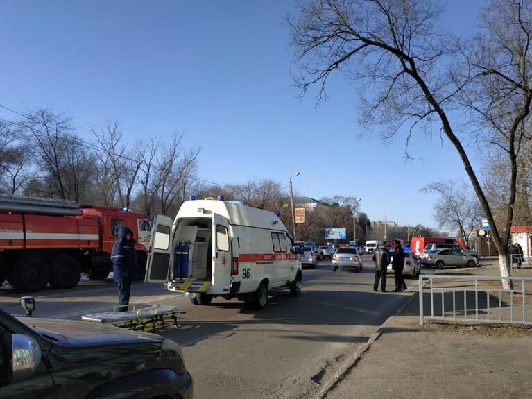 Сотрудники правоохранительных органов у входа в здание Амурского колледжа строительства и жилищно-коммунального хозяйства в Благовещенске, где произошла стрельб