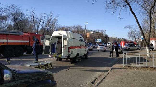 Сотрудники правоохранительных органов у входа в здание Амурского колледжа строительства и жилищно-коммунального хозяйства в Благовещенске, где произошла стрельб