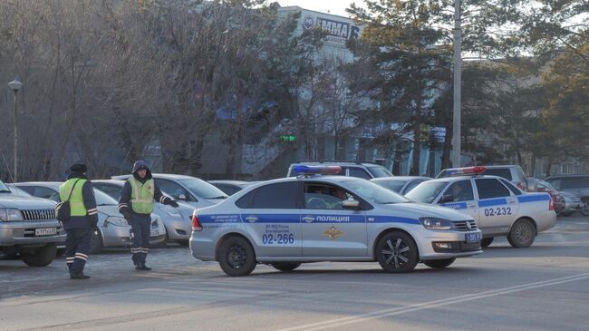 Сотрудники правоохранительных служб у здания Амурского колледжа строительства и жилищно-коммунального хозяйства в Благовещенске, где произошла стрельба