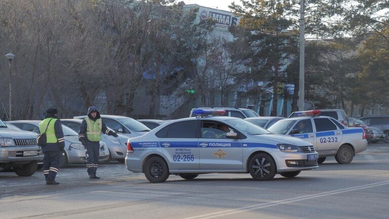 Сотрудники правоохранительных служб у здания Амурского колледжа строительства и жилищно-коммунального хозяйства в Благовещенске, где произошла стрельба