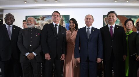 Президент РФ Владимир Путин во время фотографирования после концерта для лидеров стран БРИКС