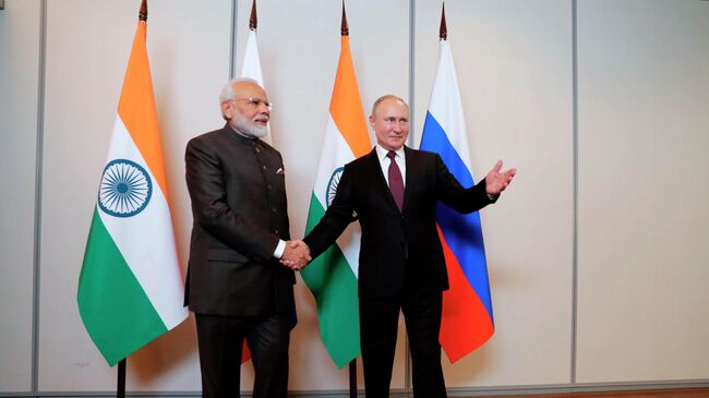 Президент РФ Владимир Путин и премьер-министр Индии Нарендра Моди во время встречи в рамках саммита БРИКС