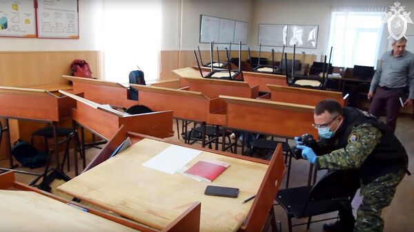 Сотрудники СК РФ на месте стрельбы в колледже в Благовещенске
