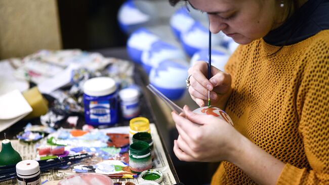 Сувенирная мастерская помогает людям с ограниченными возможностями