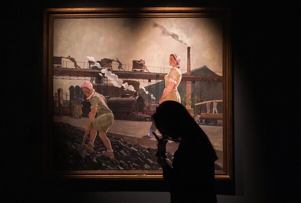 Девушка возле картины Александра Дейнеки Донбасс (1947 г.) на выставке Дейнека/Самохвалов в рамках VIII Санкт-Петербургского международного культурного форума 