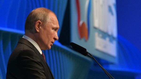 Президент России Владимир Путин выступает на церемонии закрытия Делового форума стран БРИКС
