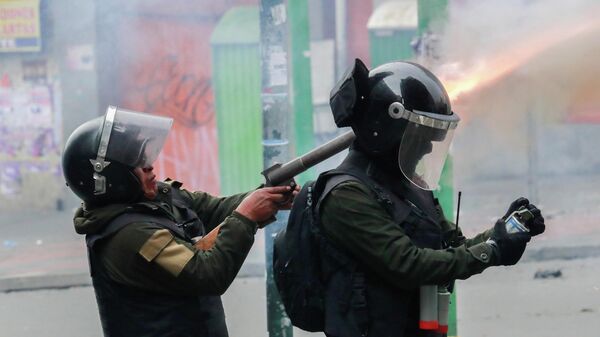 Сотрудники сил безопасности во время столкновений со сторонниками бывшего президента Боливии Эво Моралеса в Ла-Пасе