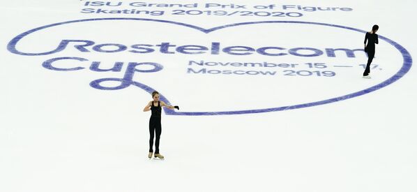 Александра Трусова (Россия) и Евгения Медведева (Россия) на тренировке перед соревнованиями V этапа Гран-при по фигурному катанию.