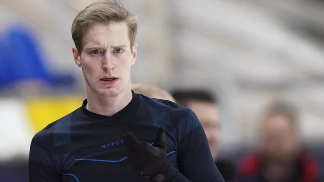 Александр Самарин (Россия) на тренировке перед соревнованиями V этапа Гран-при по фигурному катанию.