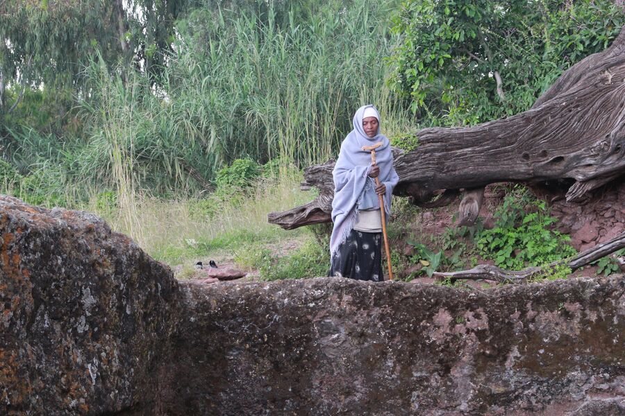 Жительница Лалибелы молится возле одного из скальных храмов. Лалибела. Эфиопия