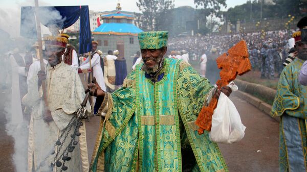 Священник Эфиопской церкви на празднике Мескель. Аддис-Абеба