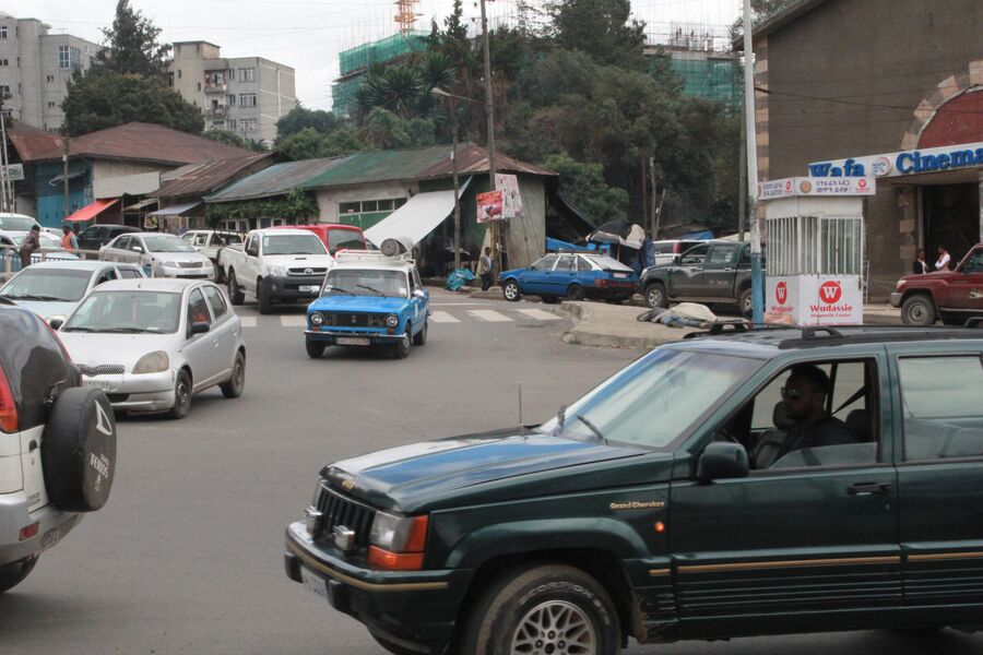Трафик на улице в Аддис-Абебе