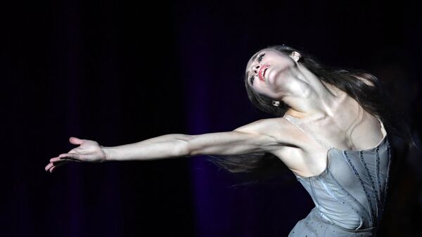 Балерина Екатерина Шипулина выступает на юбилейном вечере народной артистки СССР, композитора Александры Пахмутовой