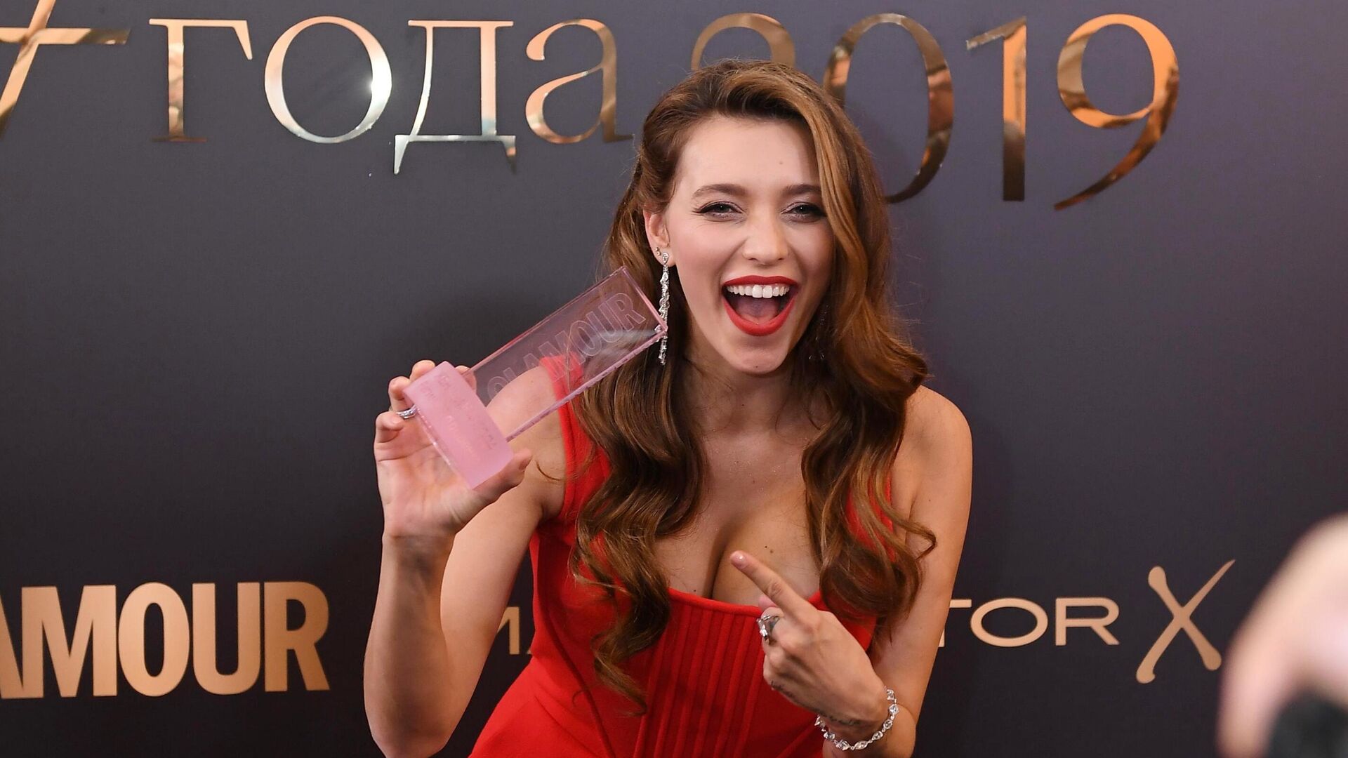 Телеведущая Регина Тодоренко, победившая в номинации Женщина года 2019 по версии журнала Glamour, после церемонии награждения - РИА Новости, 1920