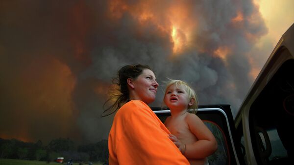 Женщина с дочерью смотрят на дым от лесных пожаров, Австралия, 12 ноября 2019 года