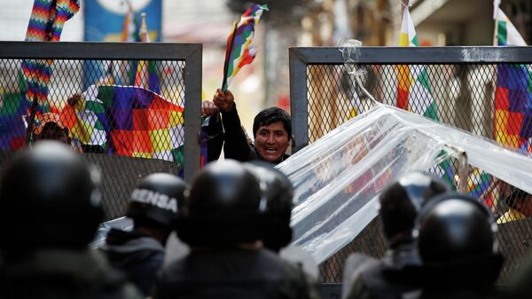 Полиция сдерживает сторонников бывшего президента Эво Моралеса в Ла-Пасе, Боливия