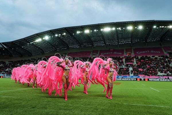 Танцоры Мулен Руж выступают перед матчем по регби между командами Stade Francais и Racing 92, 10 ноября 2019 