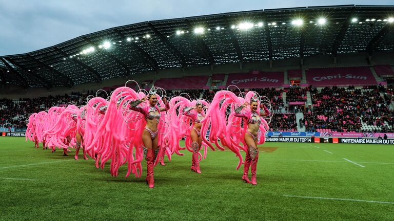 Танцоры Мулен Руж выступают перед матчем по регби между командами Stade Francais и Racing 92, 10 ноября 2019 