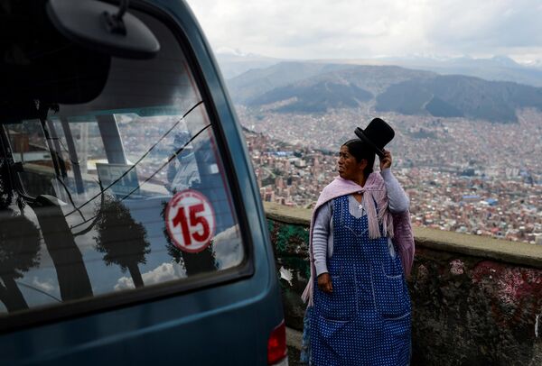 Коренная жительница Боливии на пути из Эль-Альто в Ла-Пас,  13 ноября 2019