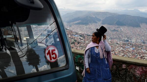 Коренная жительница Боливии на пути из Эль-Альто в Ла-Пас,  13 ноября 2019