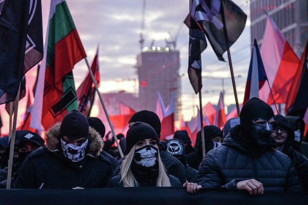 Участники марша по случаю Дня независимости Польши на одной из улиц Варшавы