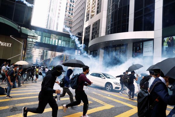 Столкновения протестующих с полицией в Гонконге