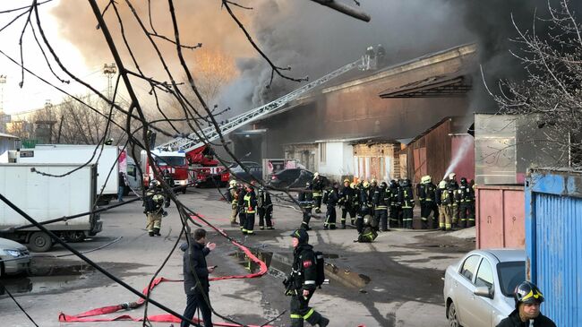 Возгорание на складе в районе Ленинградского вокзала в Москве. 14 ноября 2019