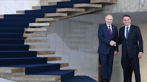 Президент РФ Владимир Путин и президент Бразилии Жаир Болсонару перед совместным фотографированием лидеров стран БРИКС