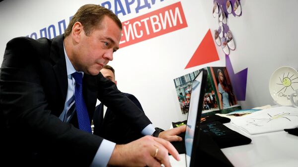 Дмитрий Медведев во время посещения Центрального штаба Всероссийской общественной организации Молодая Гвардия Единой России