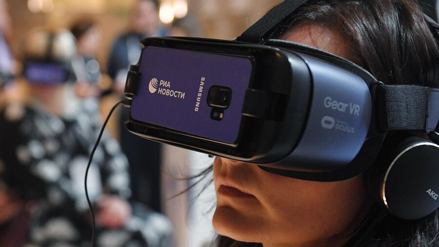 Девушка в очках виртуальной реальности на Международном культурном форуме в Санкт-Петербурге