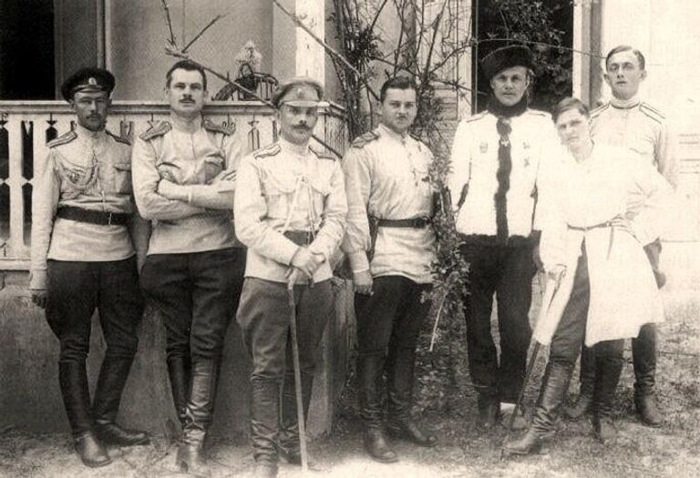 Командир Крымского корпуса генерал-лейтенант Я. А. Слащев (третий справа) с чинами своего штаба. Крым, 1920 год Командир Крымского корпуса генерал-лейтенант Я. А. Слащев (третий справа) с чинами своего штаба. Крым, 1920 год