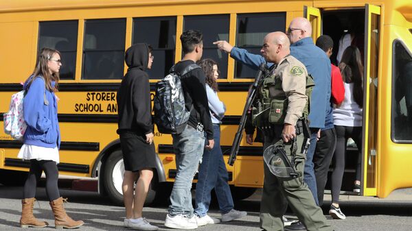 Учащиеся эвакуируются на школьном автобусе после стрельбы в Saugus High School, штат Калифорния. 14 ноября 2019 