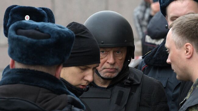 Олег Соколов во время следственного эксперимента на набережной реки Мойки в Санкт-Петербурге