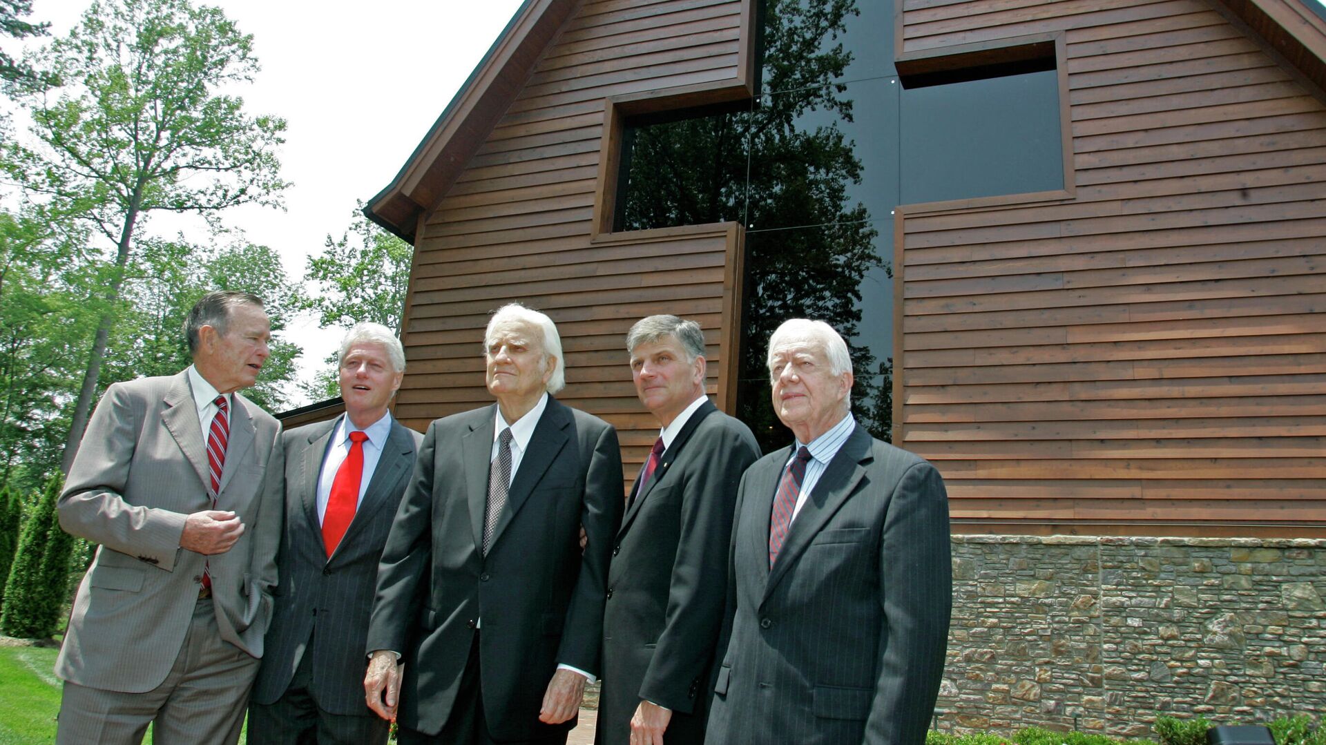 Джордж Буш-старший, Билл Клинтон и Джимми Картер (справа), Билли Грэм и Франклин Грэхэм возле библиотеки Билли Грэма - РИА Новости, 1920, 29.07.2021