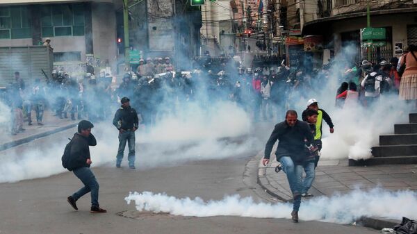 Применение слезоточивого газа во время столкновений между сотрудниками сил безопасности и сторонниками бывшего президента Боливии Эво Моралеса