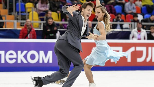 Виктория Синицина и Никита Кацалапов (Россия) выступают в ритмическом танце на V этапе Гран-при по фигурному катанию в Москве.