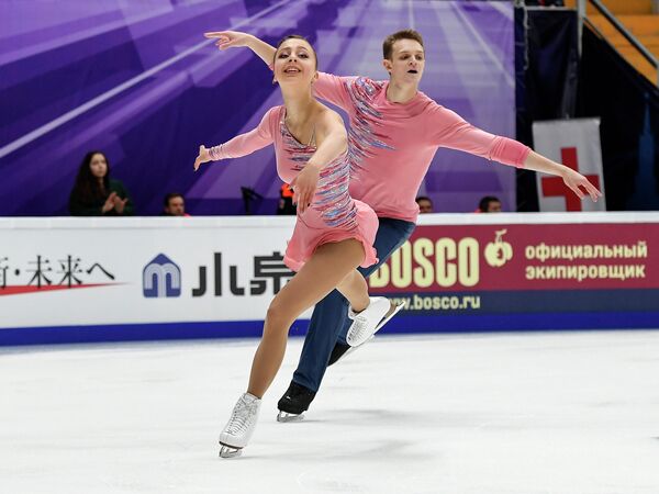 Александра Бойкова и Дмитрий Козловский (Россия) выступают в короткой программе парного катания на V этапе Гран-при по фигурному катанию в Москве.