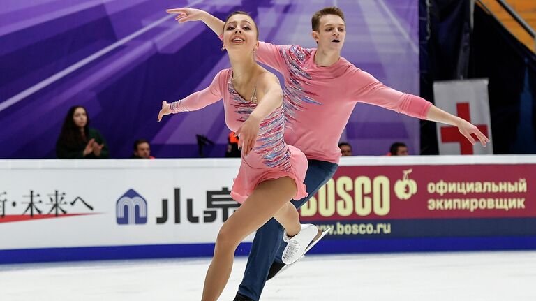 Александра Бойкова и Дмитрий Козловский (Россия) выступают в короткой программе парного катания на V этапе Гран-при по фигурному катанию в Москве.