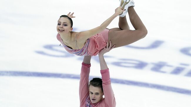 Александра Бойкова и Дмитрий Козловский (Россия) выступают в короткой программе парного катания на V этапе Гран-при по фигурному катанию в Москве.