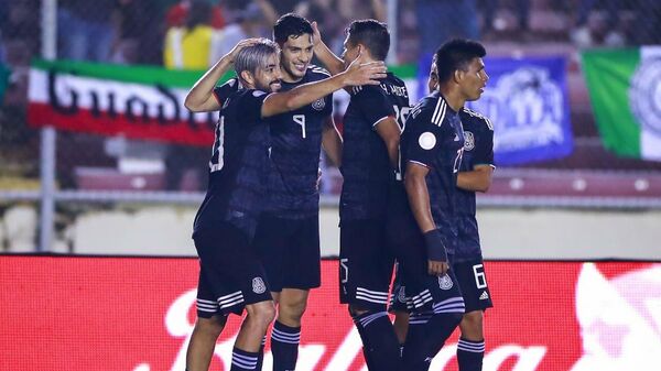 Футболисты сборной Мексики радуются забитому мячу