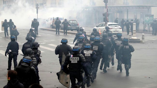 Полиция во время демонстрации по случаю первой годовщины движения желтых жилетов в Париже