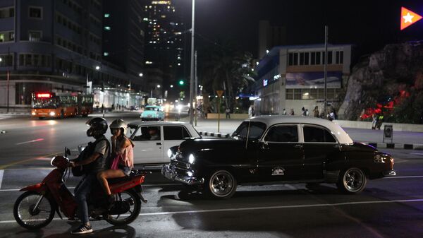Ретро-автомобиль на набережной Гаваны