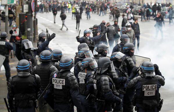 Сотрудники полиции во время демонстрации по случаю первой годовщины движения желтых жилетов в Париже