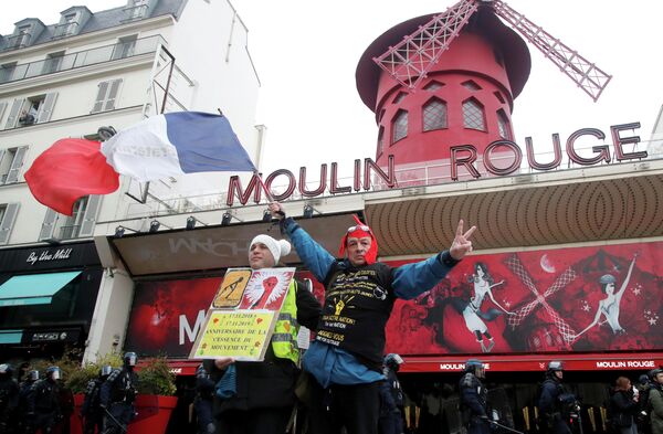 Участник демонстрации по случаю первой годовщины движения Желтые жилеты в Париже