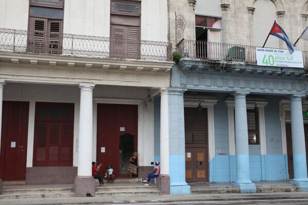 Сцена у подъезда, центральная улица Гаваны