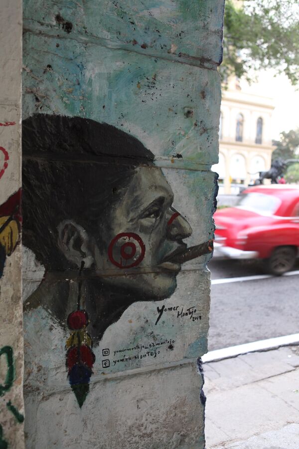 Граффити на бульваре Прадо, центральной улице Гаваны.